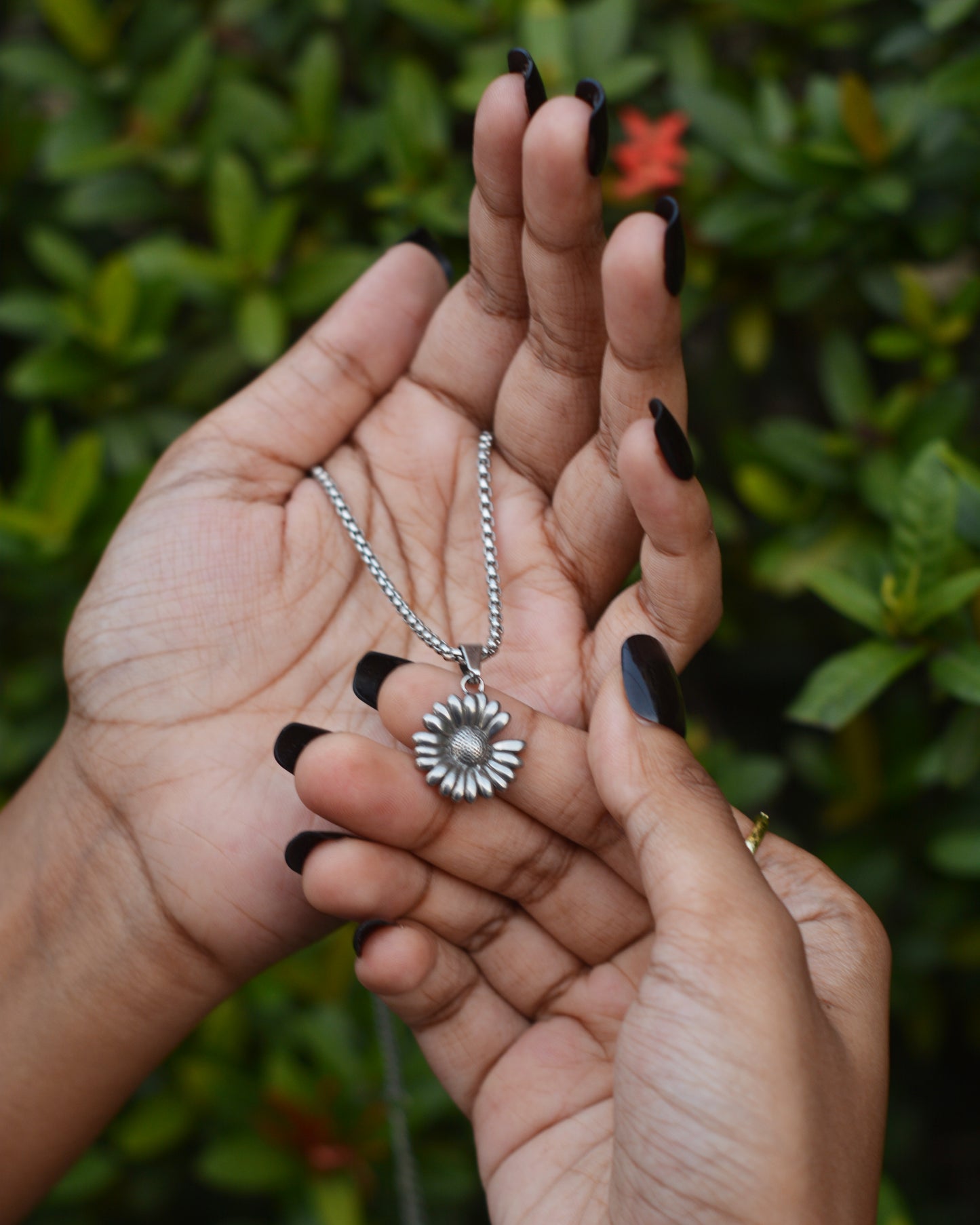 LUNAFLEUR NECKLACE
