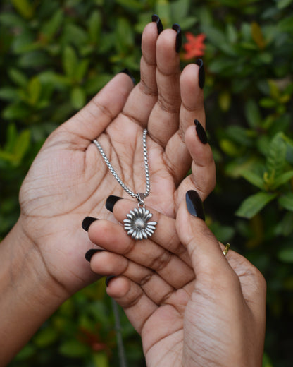 LUNAFLEUR NECKLACE